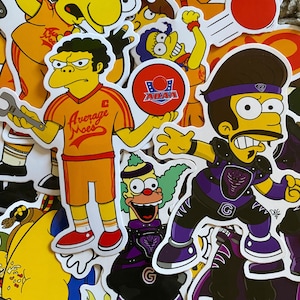 Könnte beinhalten: Eine Sammlung bunter Aufkleber mit Comicfiguren aus der Zeichentrickserie Die Simpsons. Die Aufkleber zeigen verschiedene Figuren, darunter Bart, Homer und Lisa, in verschiedenen Posen und Gesichtsausdrücken. Die Aufkleber sind auf weißem Hintergrund gedruckt und haben eine glänzende Oberfläche.