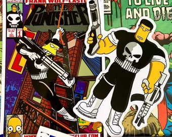 Peut inclure: Deux autocollants représentant le personnage de Punisher de Marvel Comics. Le premier autocollant est une illustration en noir et blanc du Punisher avec un logo de crâne sur la poitrine. Le deuxième autocollant est une illustration jaune et noire du Punisher avec un logo de crâne sur la poitrine. Les deux autocollants sont sur un fond de pages de bandes dessinées.