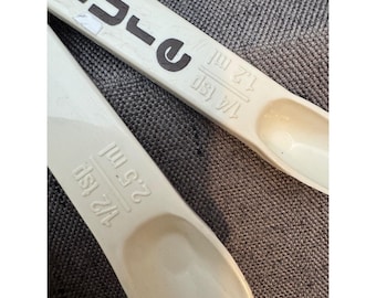 Vintage plastic almond measuring spoons set 5 sizes