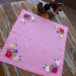 手刺繍のピンクのテーブルクロス：花柄のつる模様の手縫いリネン
