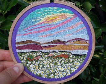 Daisy Jardin Botanique Broderie Hoop Art Fil Peinture Paysage Montagnes Paysage Vue Unique Wall Art Cadeau