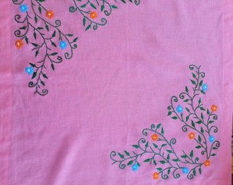 手刺繍のピンクのテーブルクロス：花柄のつる模様の手縫いリネン