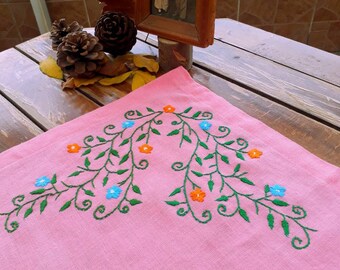 手刺繍のピンクのテーブルクロス：花柄のつる模様の手縫いリネン