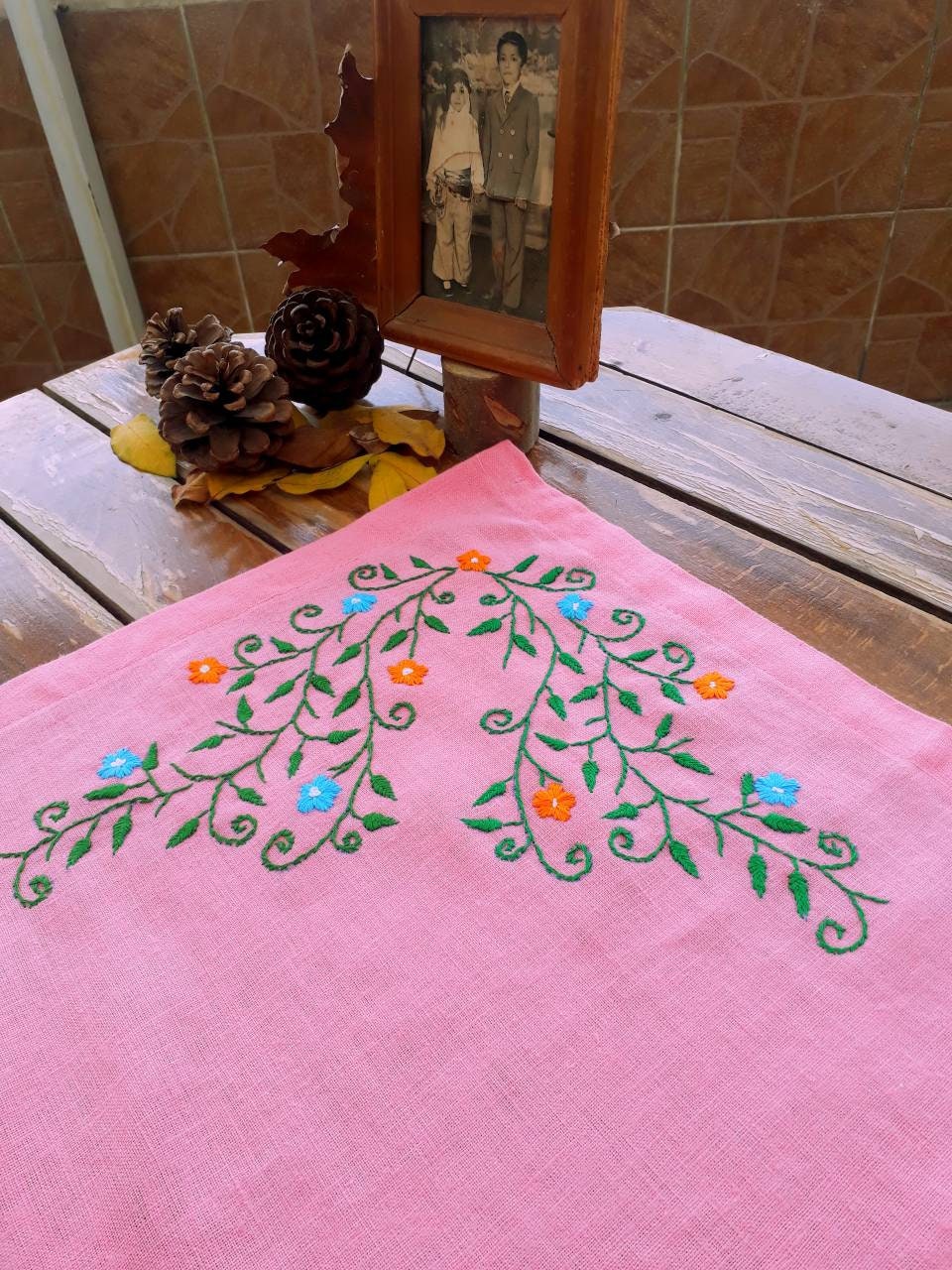 手刺繍のピンクのテーブルクロス：花柄のつる模様の手縫いリネン