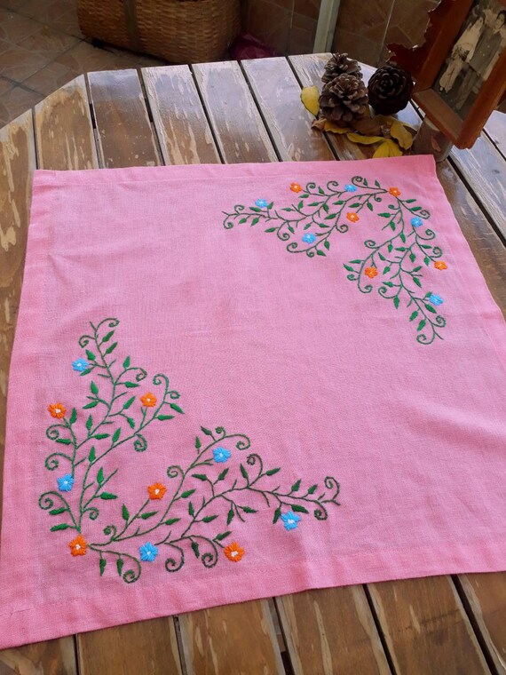 手刺繍のピンクのテーブルクロス：花柄のつる模様の手縫いリネン