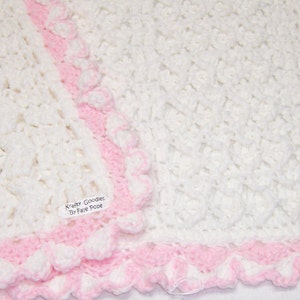 Coperta/copriletto/copriculla per neonati - bianco con bordo rosa - motivo conchiglie e frecce - lavorato a mano all'uncinetto - 32"X38" - design UNICO NEL SUO GENERE