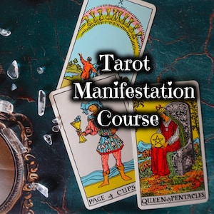 Könnte beinhalten: Drei Tarotkarten, der Page of Cups, die Queen of Pentacles und das Rad des Schicksals, mit dem Text "Tarot Manifestation Course" überlagert.