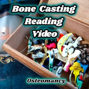 Könnte beinhalten: Eine Holzkiste gefüllt mit einer Vielzahl von bemalten Tierknochen für das Knochenwerfen, auch bekannt als Osteomancie. Die Kiste ist geöffnet und die Knochen liegen darin verstreut. Der Text "Bone Casting Reading Video" und "Osteomancy" ist auf dem Bild zu sehen.
