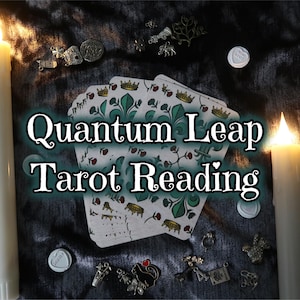 Puede incluir: Una naturaleza muerta con una configuración de lectura de tarot. Dos velas blancas encendidas flanquean una baraja de cartas de tarot con diseños verdes y dorados. Se muestra el texto "Quantum Leap Tarot Reading". Varios amuletos y sellos de cera están dispersos.