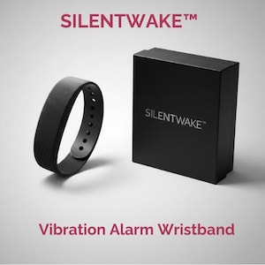 Può includere: Un braccialetto con allarme a vibrazione nero e una scatola nera. Il braccialetto è circolare con piccoli fori. Sulla scatola è scritto "SILENTWAKE". Il testo "Vibration Alarm Wristband" è sotto. Il prodotto è progettato per svegliare chi lo indossa.
