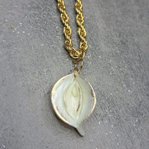 Sussurri della Conchiglia – Collana Vulva in Perla Luminosa