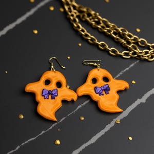 Bunte Geist Ohrringe für Halloween, gruseliges Phantom Schmuck, baumelndes Gespenst mit Fliegenohrringen