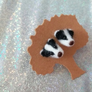 Dachs Ohrringe / Kawaii Miniatur Schmuck / flauschige Wildlife Tier Plüsch Accessoires / seltsame Wald Waldwesen Figur Liebhaber GD229