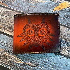 Cartera de cuero genuino personalizada, billetera de Legend of Zelda, regalo para novio, regalo artístico de la máscara de Majora, regalo para él, regalo de cumpleaños