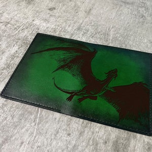 Cartera de cuero con forma de dragón volador, billetera para pasaporte grabada, ideas de regalos de cuero personalizados, estuche de viaje con forma de dragón, ideas de regalos de cuero para niños