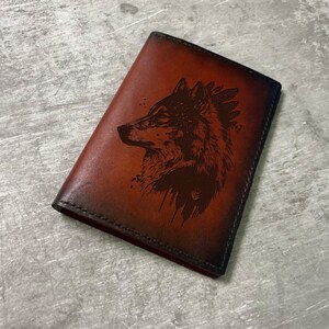 Cartera de cuero con diseño de lobo indio, billetera de lobo nativo, billetera de viaje de estilo tribal, ideas de regalos de viaje con grabado personalizado para la familia.