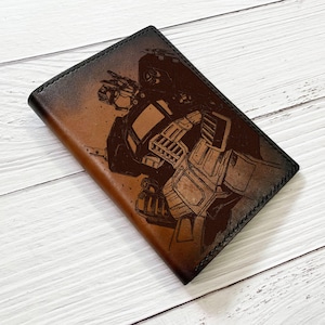 Cartera de cuero hecha a mano de Optimus Prime, billetera de viaje de Transformers, billetera de cuero para pasaporte de Autobot, regalo de aniversario de cuero de Transformers