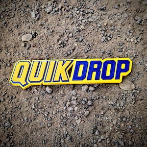 Cartello QuikDrop – Cartello nostalgico ispirato al blockbuster con video di ritorno – Decorazione retrò Quik Drop Quick Drop