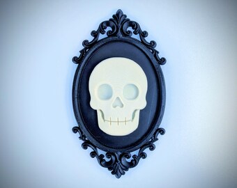 Decorazione murale con cammeo teschio gotico – Cornice ovale barocca – Decorazione murale da galleria spettrale – Macabro complemento d'arredo – Regalo dall'estetica oscura