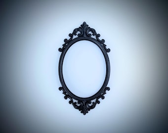 Gotischer verzierter ovaler Rahmen - Leerer barocker Wandrahmen - dunkler Galeriewandakzent - Gothik-Wohnkultur im Vintage-Stil