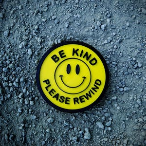 Be Kind Please Rewind Schild - 90er Jahre VHS Retro Video Store Smile Badge - 3D Gedrucktes Dekor