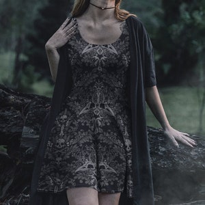 Makaberes Viktorianisches Kleid, Gothic Skater Sommerkleid mit Mensch & Raben Damast Schädeln und Knochen. Lässige Darkcore Cottage Mode Bekleidung