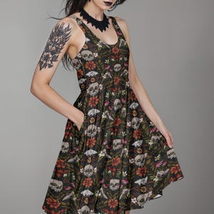 ダークコテージコアドレス（ポケット付き）、魔女っぽいノースリーブハイウエストスカルドレス（XS～6XL）、ゴシックフローラルフェアリーコアプラスサイズファッションギフト