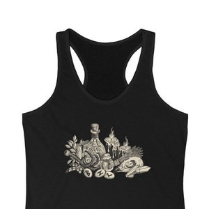 Puede incluir: Camiseta negra de tirantes con un gráfico blanco de una botella, velas y otros objetos. El gráfico es de estilo vintage.