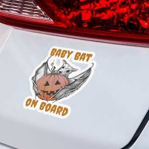 Naklejka Baby Bat on Board. Gotycka naklejka na zderzak mamy na baby shower, słodka naklejka na halloweenową dynię Jack-o-lantern. Straszny dodatek samochodowy dla rodzica