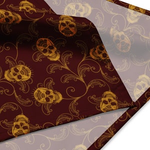 Rot & Gold Totenkopf Bandana. Ein vielseitiges filigranes Gothic Knochen Tuch für den Einsatz als Kopftuch, Tarot Tuch, Hundehalsband, Taschentuch, Taschentuch oder Schal