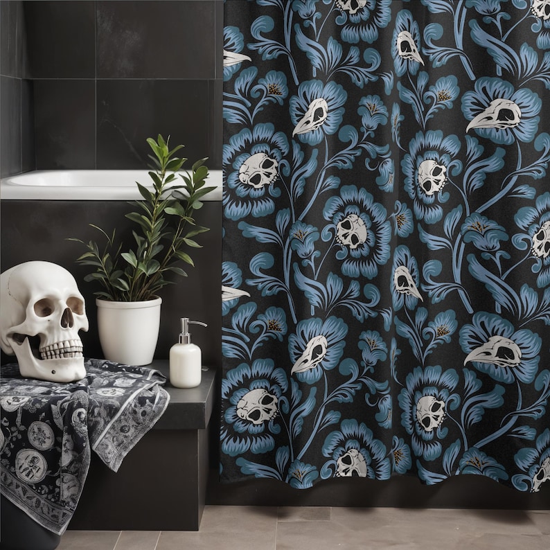 Puede incluir: Una cortina de ducha negra con un patr&oacute;n floral azul que presenta dise&ntilde;os de calaveras blancas. La cortina est&aacute; colgada en un ba&ntilde;o con una ba&ntilde;era blanca y una planta en maceta.