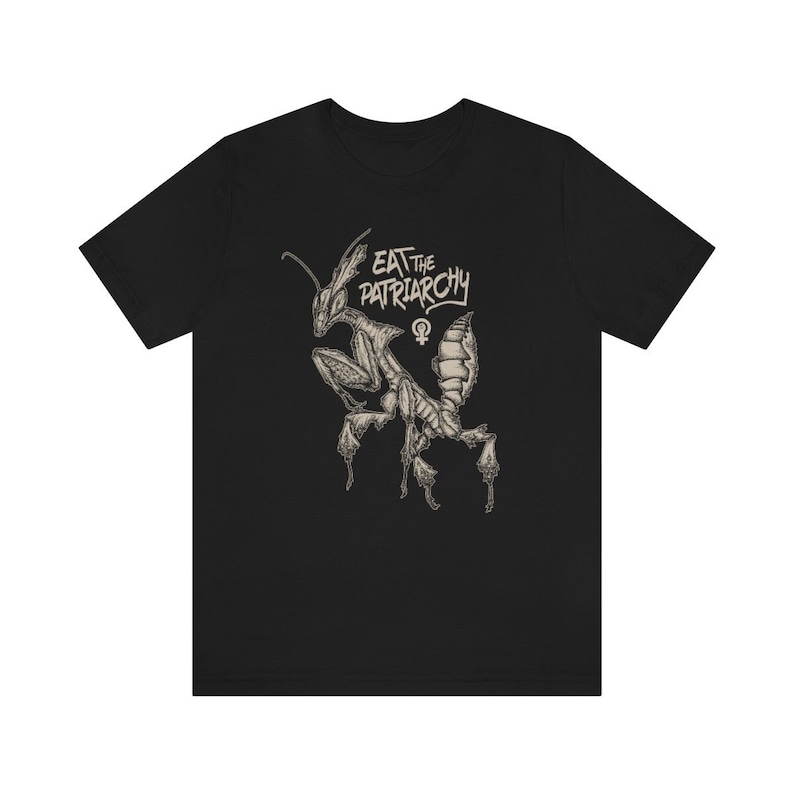 Może przedstawiać: Czarny T-shirt z grafiką modliszki i tekstem "EAT THE PATRIARCHY" w kolorze białym.