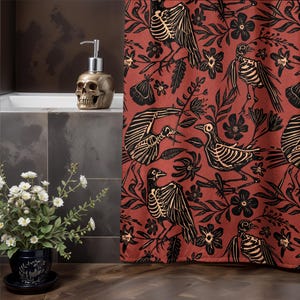 Herbst Skelett Duschvorhang, makabre Linoldruck botanische Volkskunst Bad Dekor mit floralen Vogelschädeln in rostorange & schwarz für goth Badezimmer