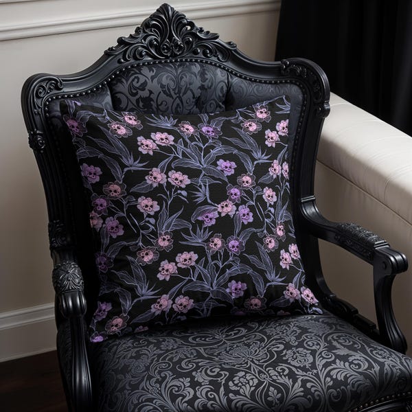 Pastel gothic kussen. Rozepaarse en zwarte macabere bloemenschedel decoratief sierkussen, een spookachtig grillig decoraccent voor het heksenhuis
