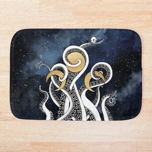 Può includere: Tentacoli di polpo bianchi con accenti dorati su uno sfondo blu scuro con stelle bianche. I tentacoli del polpo sono arricciati e attorcigliati, creando uno schema vorticoso.