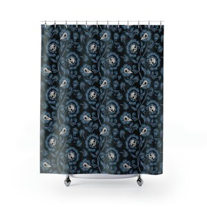 Cortina de ducha con calavera gótica. Macabros huesos victorianos de damasco azul y negro, con un toque floral para una decoración espeluznante. Inauguración de una casa oscura. imagen 4