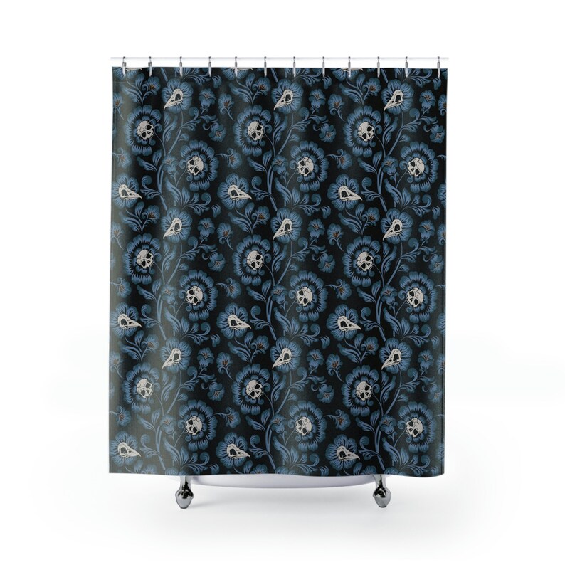 Cortina de ducha con calavera gótica. Macabros huesos victorianos de damasco azul y negro, con un toque floral para una decoración espeluznante. Inauguración de una casa oscura. imagen 4