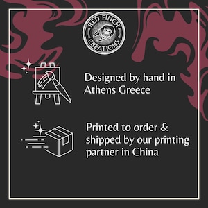 Pu&ograve; includere: Grafica con il testo "Designed by hand in Athens Greece" e "Printed to order & shipped by our printing partner in China." L'immagine include anche un logo e illustrazioni di un cavalletto e una scatola.