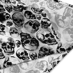 Spooky Skull Bandana, Vielseitiges Schwarz & Weiß Makaber Skelett Tuch für Witchy Schal, Halloween Stirnband für Sie, Tarot Wrap für Horror Fan