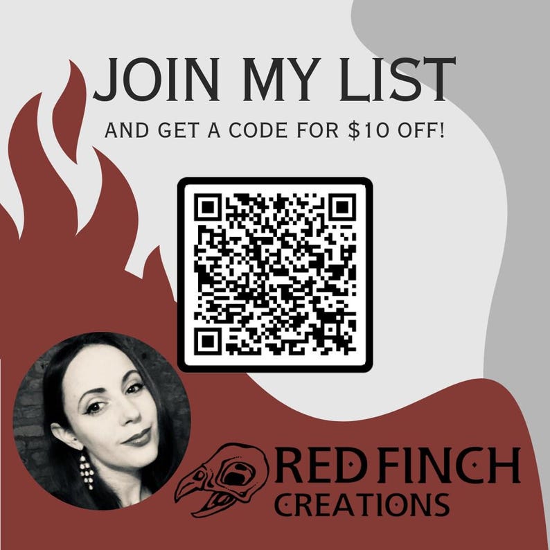Pu&ograve; includere: Grafica con testo "JOIN MY LIST AND GET A CODE FOR $10 OFF!" e un codice QR. Un ritratto di donna &egrave; in un cerchio. Il logo Red Finch Creations, con un teschio di uccello, &egrave; in basso.
