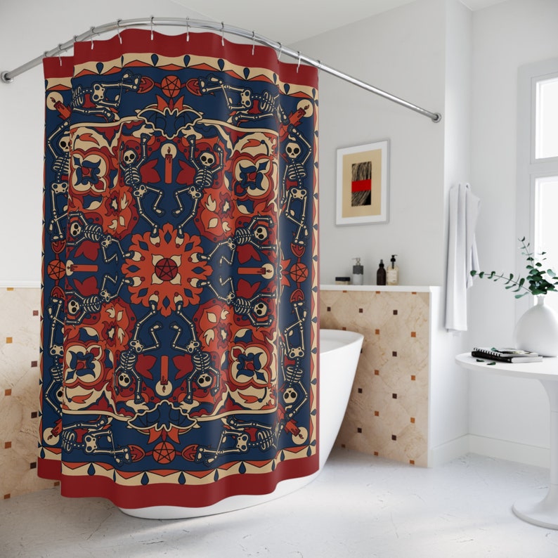 Op de afbeelding: Een douchegordijn met een rood, blauw en cr&egrave;mekleurig patroon met dansende skeletten. Het patroon is een herhalend ontwerp met een centrale ster.