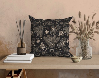Okkultes Zikade-Kissen: Hexen Couch Akzent in Schwarz Gold & Pink - Dunkle Cottagecore Wohnkultur Ästhetik - Gesponnenes quadratisches Polyesterkissen