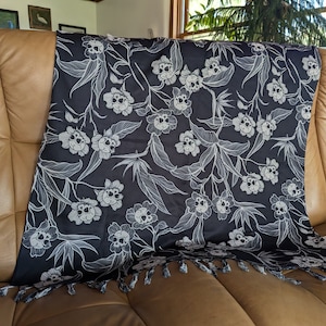Gotische stranddoek met bloemen, griezelige tiki-stijl boho sarong, tropische zomersjaal bloemen gothic schedel bloemen, wikkelrok dodelijke botanische heks