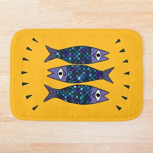 Alfombra de baño con diseño de sardinas. Decoración abstracta para el baño con tres pequeños peces azules. Divertida y bonita alfombra amarilla con motivos marinos. Accesorio de baño infantil brillante. Regalo para el hogar. imagen 6
