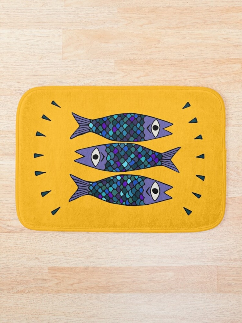 Alfombra de baño con diseño de sardinas. Decoración abstracta para el baño con tres pequeños peces azules. Divertida y bonita alfombra amarilla con motivos marinos. Accesorio de baño infantil brillante. Regalo para el hogar. imagen 6