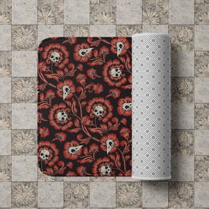 Victoriaanse schedelbadmat met elegante gotische damastbloemen in rood en zwart, macabere bloemen cottagecore badkamerinrichting voor de heksenziel