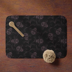 Badmat met donkere schedel, elegante Gothic Academia douchetapijt met menselijk skelet in zwart en aubergine. Een spookachtig, grillig Witchcore-huisdecoraccent