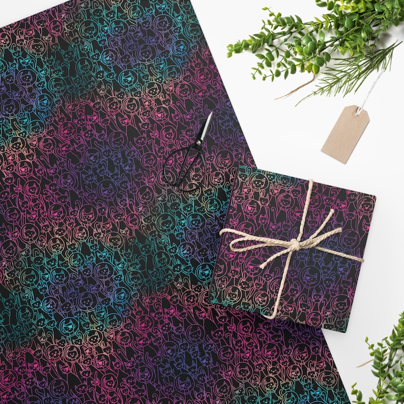 K&ouml;nnte beinhalten: Schwarzes Geschenkpapier mit einem Regenbogenmuster aus Katzen. Die Katzen sind in verschiedenen Farben umrandet, darunter Pink, Blau, Gr&uuml;n und Lila. Das Papier ist perfekt zum Einpacken von Geschenken f&uuml;r Katzenliebhaber.