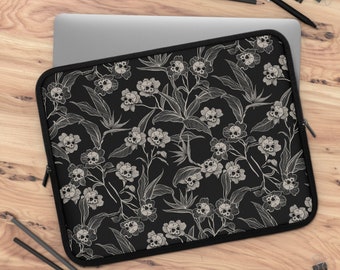 Gothic Floral Laptop Tasche, Spooky tiki Schädel Blume schützende Computer Hülle in schwarz & creme. Makaberes Geschenk für Gothic Unternehmer