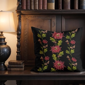 Cojín o funda de cojín con estampado floral oscuro, decoración rústica y melancólica con estampado de crisantemo rosa y negro, calavera y polilla, regalo gótico para inauguración de casa